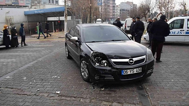 İki otomobil çarpıştı