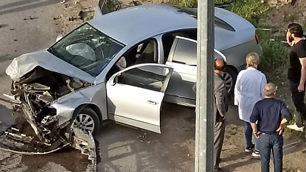 İki otomobil çarpıştı