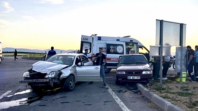Malatya'da iki otomobil çarpıştı: 2 yaralı
