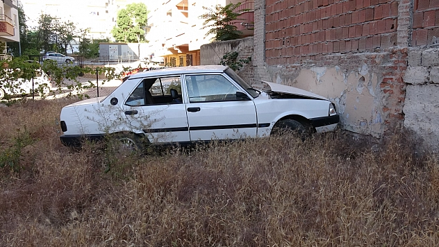Malatya'da ilginç kaza! Apartman duvarına çarptı, ardına bakmadan kaçtı…