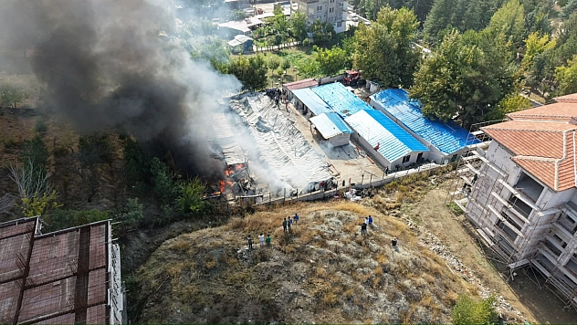Malatya'da işçi konteynerleri alev alev yandı: 30 konteyner kül oldu