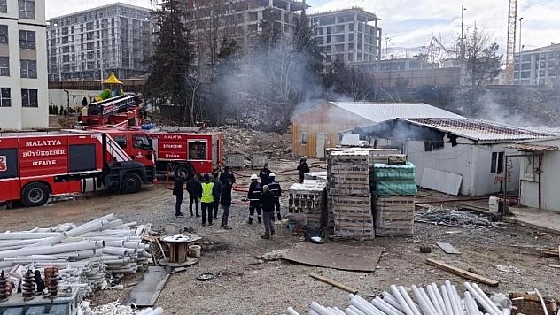 Malatya'da işçilerin kaldığı konteyner küle döndü