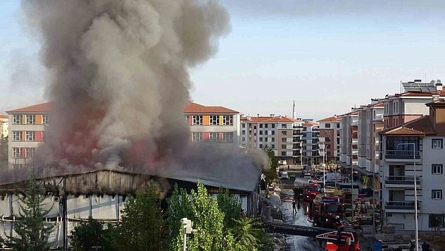 Malatya'da işçi yatakhanesinde yangın: Prefabrik kül oldu