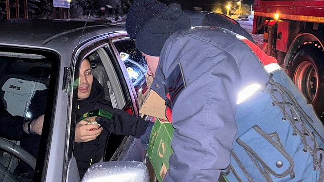 Malatya'da jandarma yolda mahsur kalanlara yiyecek dağıttı