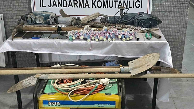 Malatya'da kaçak kazıya suçüstü: 15 dinamit ele geçirildi