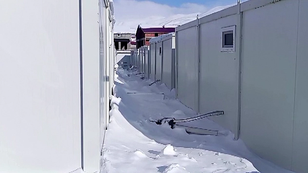 Malatya'da konteyner kent kara gömüldü