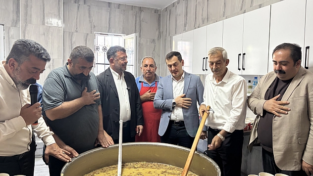 Malatya'da Karacaahmet Sultan Dergahı'nda Aşure lokması dağıtıldı