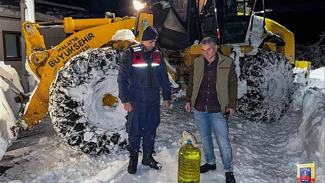 Malatya'da kardan kapanan yollarda ekipler vatandaşların yardımına koştu