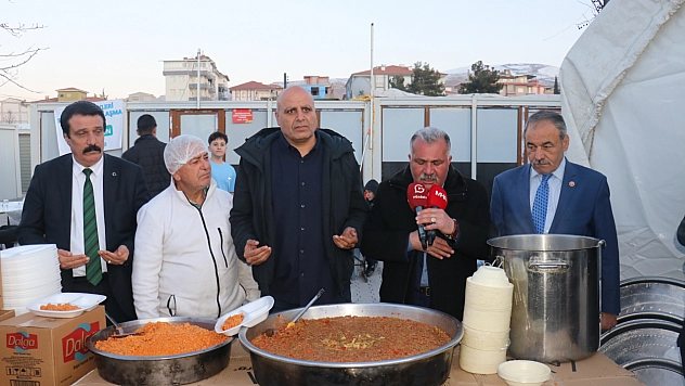 Malatya'da kardeşlik sofrası: Vatandaşlar iftar çadırında buluştu