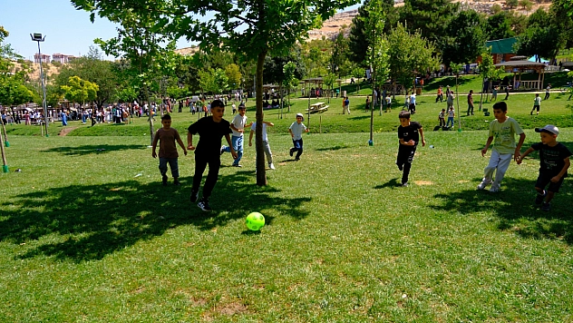 Malatya'da kardeşlik tablosu: Yüzlerce öğrenci Beydağı'nda kucaklaştı