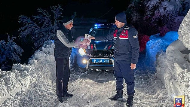 Malatya'da karla mücadele: Hastalar için zamanla yarışıldı