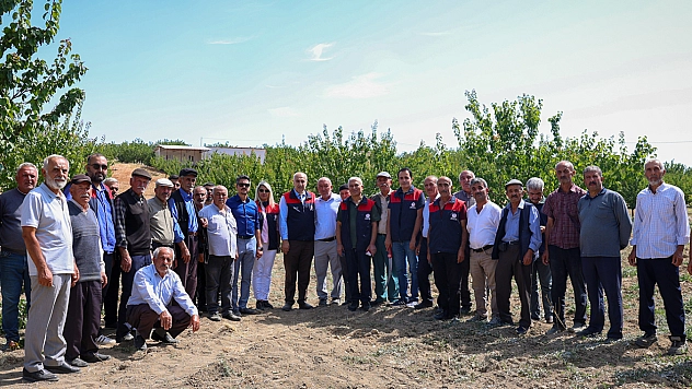 Malatya'da kayısı üreticilerine yönelik tarla okulu eğitimi başladı