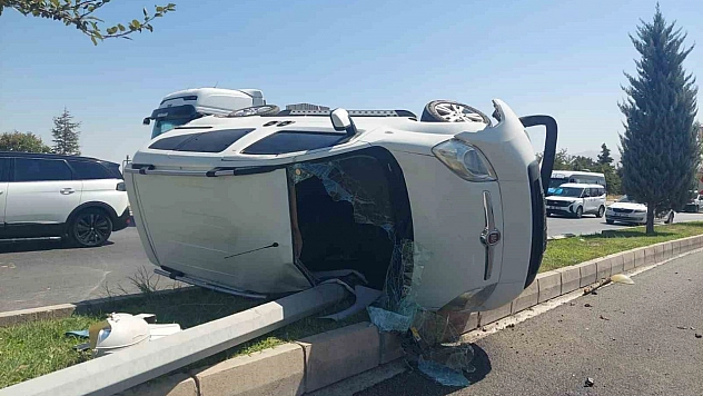 Malatya'da kontrolden çıkan araç refüje çarptı: Takla attı, 1 kişi yaralandı