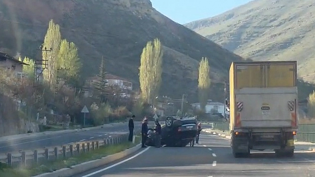 Malatya'da kontrolden çıkan otomobil ters döndü