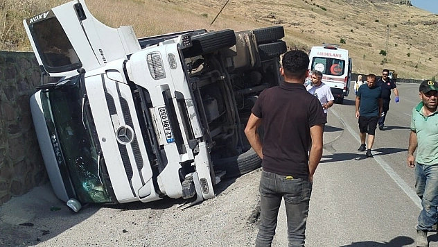 Malatya'da korkutan kaza: Yan yatan tırdan burnu dahi kanamadı