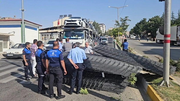 Faciadan Dönüldü! Hasır Demirler Yola Saçıldı, Paniğe Yol Açtı