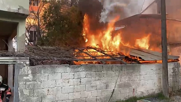 Malatya'da Korkutan Bahçe Yangını: Odunluk Alevlere Teslim Oldu