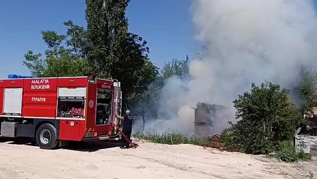Malatya'da kuru otlar bir anda tutuştu! Evin bahçesinden yükselen alevler panik yarattı!