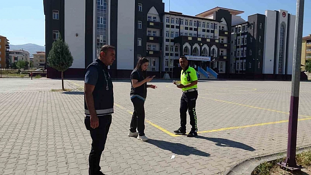Malatya'da LGS'de zamanla yarış! Kimliği düşen öğrenciye polis ve MOTAŞ yetişti