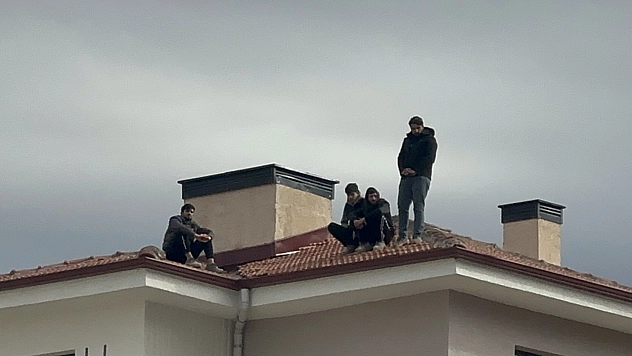 Malatya'da Maaş Krizi: TOKİ Şantiyesinde İşçiler Çatıya Çıktı…