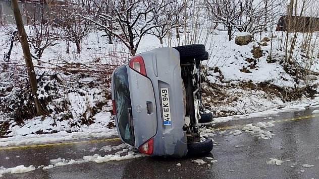 Malatya'da maddi hasarlı kaza! Otomobil Devrildi