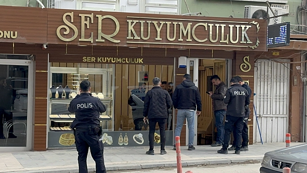 Malatya'da maskeli soyguncu kuyumcuya silah çekti! Esnafın çığlıklarıyla kaçtı