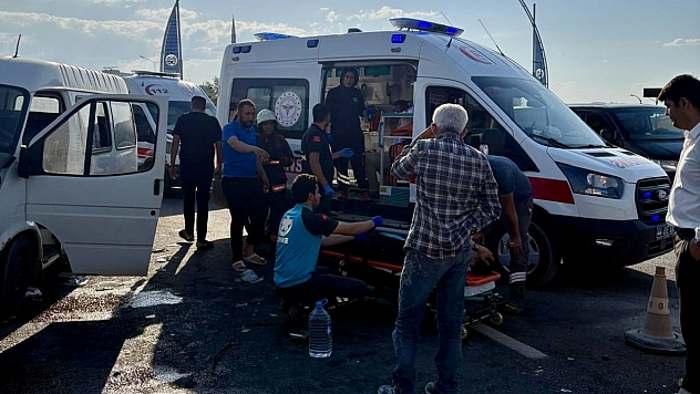 Malatya'da minibüs ile kamyonet çarpıştı: 6 kişi yaralandı