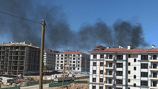 Malatya'da molozlar yakıldı, gökyüzü karardı