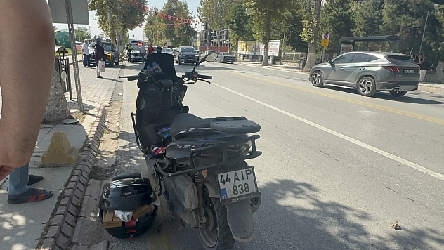 Malatya'da motosikletli kurye otomobille çarpıştı