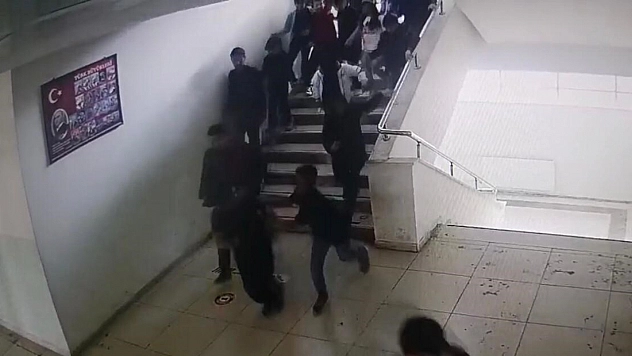 Malatya'da deprem anında yaşanan kaçış kameralara böyle yansıdı