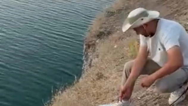 Malatya'da amatör balıkçıların oltasından martı takıldı