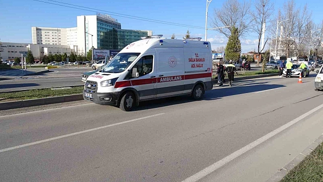 Malatya'da kontrolden çıkan motosiklet otomobile çarptı: Motosiklet sürücüsü ve yolcu yaralandı