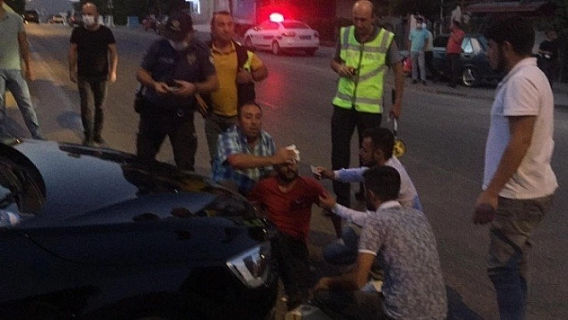 Otomobil ile motosiklet çarpıştı
