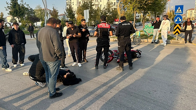 Malatya'da otomobil ile motosiklet birbirine girdi! Yaralı var!