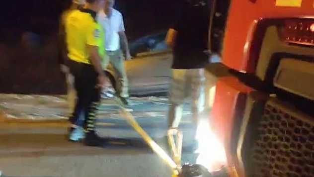 Malatya'da otomobil kanala düşmekten son anda kurtarıldı
