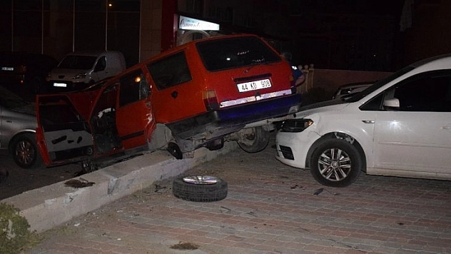 Araçların üzerine uçtu: 1 yaralı