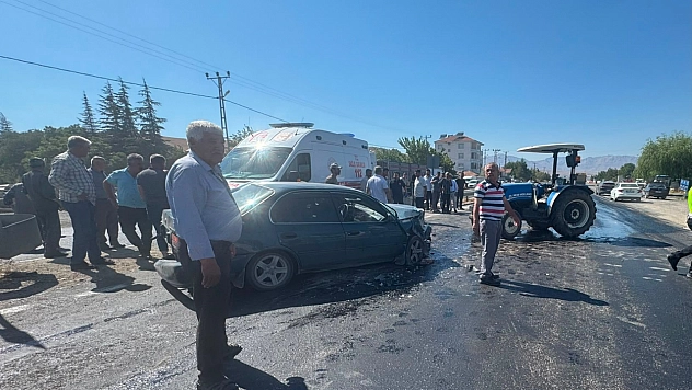 Malatya'da otomobil traktöre çarptı: 3 yaralı