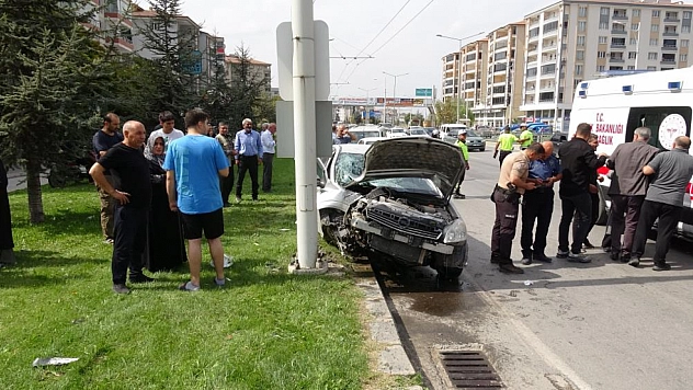 Malatya'da otomobil trambüs direğine çarptı: 4 yaralı