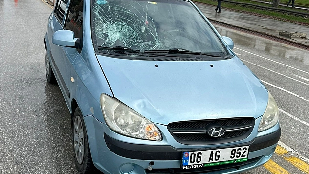 Malatya'da karşıya geçmek isteyen yayaya otomobil çarptı: Sürücü de yaralandı
