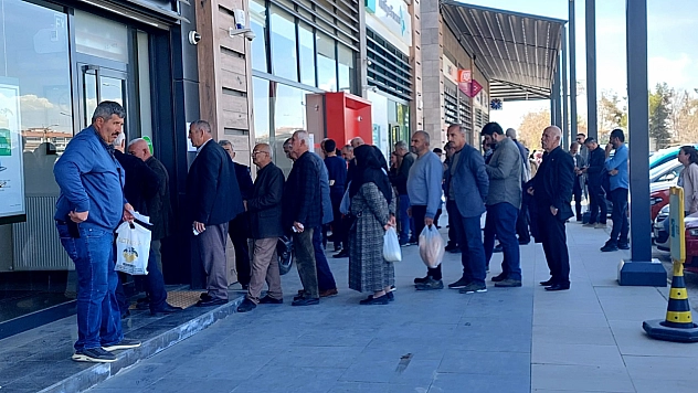 Parayı duyan ATM'ye koştu..