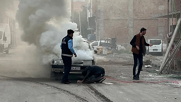 Malatya'da pazar yerinde otomobil alev alev yandı