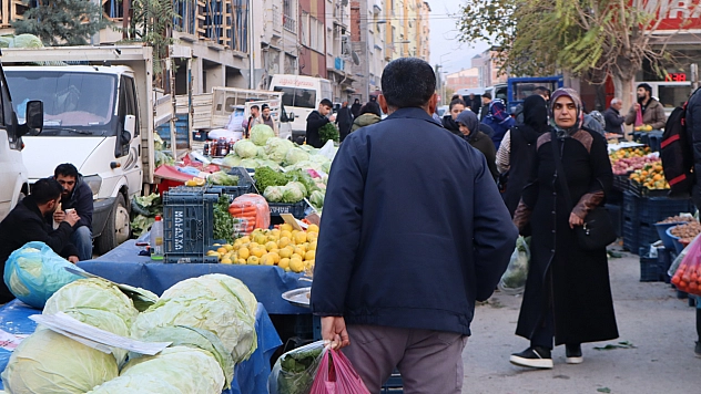 Malatya'da perşembe pazarında sebze fiyatları yüz güldürdü, meyve tezgâhları yine cep yaktı