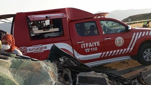 Pikap refüje çarptı 1 ölü