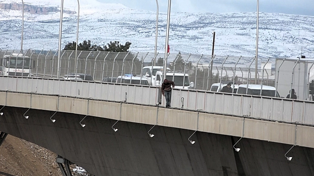 Malatya'da polis saatlerce ikna etti: Genç 4. kez intihardan vazgeçti!