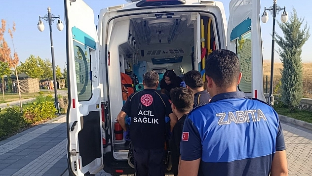 Parkta epilepsi nöbeti geçiren vatandaşa zabıta ve doktordan hızlı müdahale