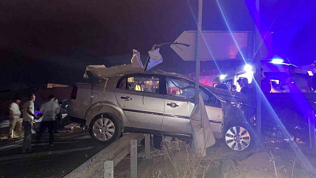 Malatya'da refüje çarpan otomobilin sürücüsü hayatını kaybetti