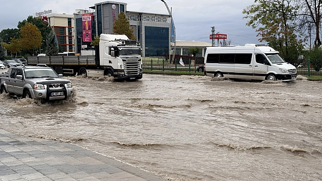 Malatya'da sağanak yağış hayatı felç etti: Çevre yolunda araçlar mahsur kaldı
