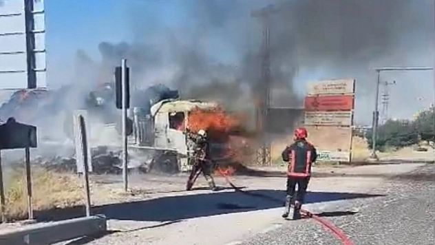 Malatya'da saman yüklü tır alev alev yandı! Araç demir yığınına döndü