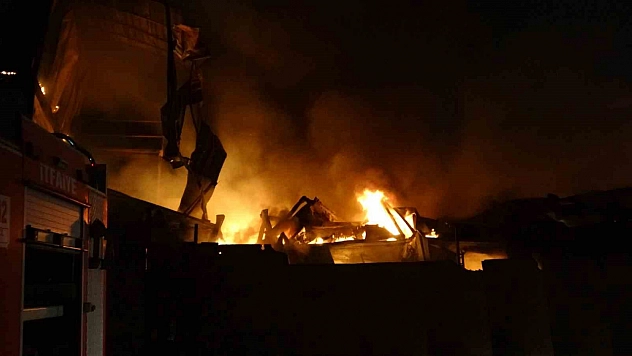 Korkutan yangın 2 yaralı