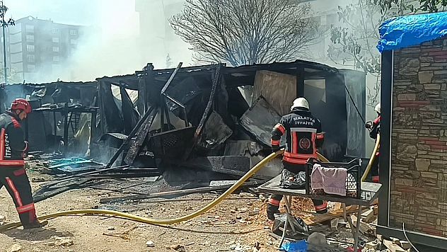 Malatya'da şantiyede yangın! Konteynerler kullanılmaz hale geldi
